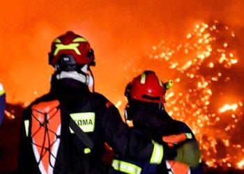 Εφιαλτική η φωτιά του Ξυλόκαστρου: Πέρασε στην Ακράτα