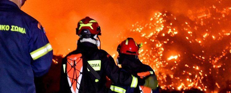 Εφιαλτική η φωτιά του Ξυλόκαστρου: Πέρασε στην Ακράτα