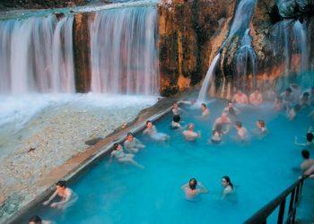 Λουτρά Κυλλήνης: Μια από τις ομοφότερες παραλίες της Ελλάδας [video]