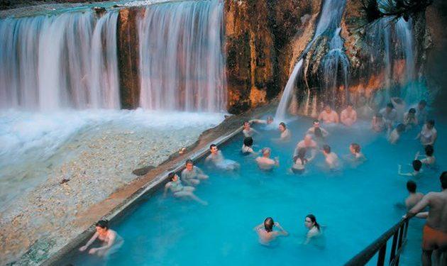 Λουτρά Κυλλήνης: Μια από τις ομοφότερες παραλίες της Ελλάδας [video]