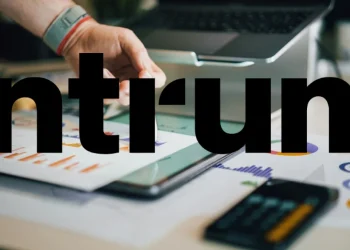 Βloomberg: Η σουηδική Intrum των «κόκκινων δανείων» διασώζεται ένα βήμα πριν από τον γκρεμό