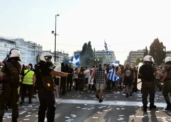 Ένταση και προσαγωγές συμμετεχόντων σε συγκέντρωση στο Σύνταγμα, η οποία είχε απαγορευτεί από την ΕΛ.ΑΣ.