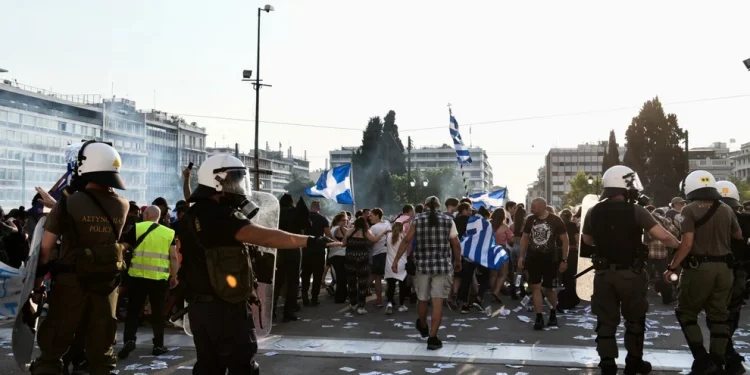 Ένταση και προσαγωγές συμμετεχόντων σε συγκέντρωση στο Σύνταγμα, η οποία είχε απαγορευτεί από την ΕΛ.ΑΣ.