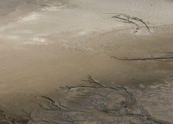 Σημάδια ξηρασίας στην κοίτη παραπόταμου, που εκβάλλει στην τεχνητή λίμνη του Μόρνου, κοντά στο χωριό Λιδωρίκι του νομού Φωκίδας. ΑΠΕ-ΜΠΕ