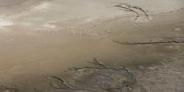 Σημάδια ξηρασίας στην κοίτη παραπόταμου, που εκβάλλει στην τεχνητή λίμνη του Μόρνου, κοντά στο χωριό Λιδωρίκι του νομού Φωκίδας. ΑΠΕ-ΜΠΕ