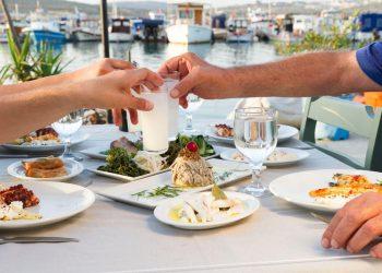 Ούζο: Η φιλοσοφία της καθημερινότητας του Ελληνα μέσα σε ένα ποτήρι