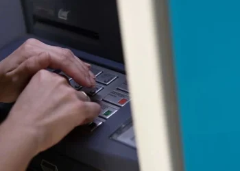 Ανάληψη από ΑΤΜ EUROKINISSI