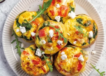 Ατομικές ομελέτες με τυριά, πιπεριά και σπανάκι στο air fryer