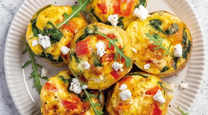 Ατομικές ομελέτες με τυριά, πιπεριά και σπανάκι στο air fryer