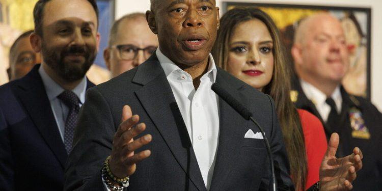 Σκάνδαλο στη Νέα Υόρκη: Ο δήμαρχος Άνταμς στο μικροσκόπιο για δωροδοκία και παράνομη χρηματοδότηση