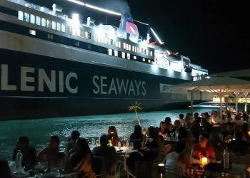 Χίος: Το νησί της μαγείας, όπου κάθε βράδυ στο λιμάνι συμβαίνει κάτι μοναδικό.