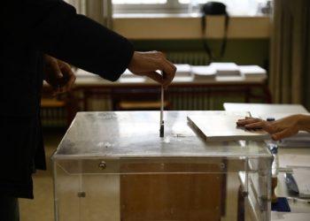 Δημοσκόπηση MRB: Στο 28% η ΝΔ, στην πέμπτη θέση ο ΣΥΡΙΖΑ – Εσωκομματική “μάχη” για τρεις στο ΠΑΣΟΚ