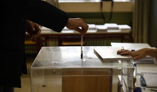 Δημοσκόπηση MRB: Στο 28% η ΝΔ, στην πέμπτη θέση ο ΣΥΡΙΖΑ – Εσωκομματική “μάχη” για τρεις στο ΠΑΣΟΚ