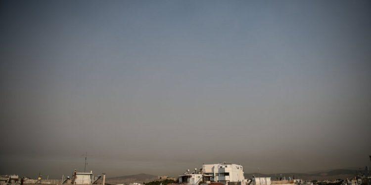 Φωτιά στο Ξυλόκαστρο: Ορατός και από την Αθήνα ο καπνός από την μεγάλη πυρκαγιά