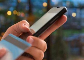 Τα κινητά πράγματι μας «ακούνε» – Πώς να απενεργοποιήσετε αυτή τη λειτουργία