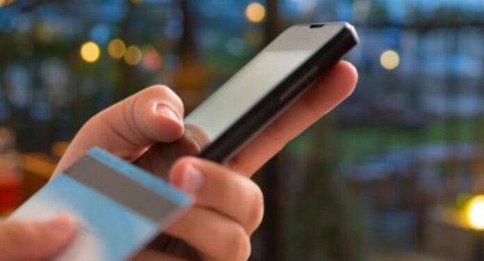 Τα κινητά πράγματι μας «ακούνε» – Πώς να απενεργοποιήσετε αυτή τη λειτουργία