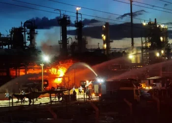 Motor Oil: Τέσσερις ελαφρά τραυματίες, βελτιωμένη η εικόνα της πυρκαγιάς