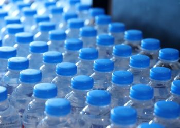 Εμφιαλωμένα νερά: Μαζική ανάκληση λόγω απόκλισης σε γεύση και οσμή – “Μην πίνετε”