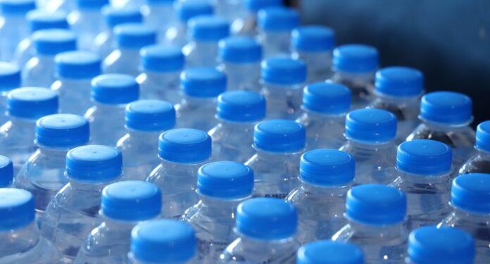 Εμφιαλωμένα νερά: Μαζική ανάκληση λόγω απόκλισης σε γεύση και οσμή – “Μην πίνετε”