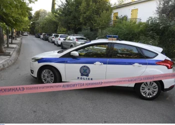 Άνδρας σε κατάσταση αμόκ στο κέντρο της Αθήνας: «Θα σας ανατινάξω»