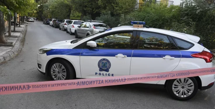 Άνδρας σε κατάσταση αμόκ στο κέντρο της Αθήνας: «Θα σας ανατινάξω»