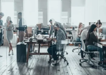 Οι 12 κλάδοι που συμπίεσαν την ανεργία στην Ελλάδα