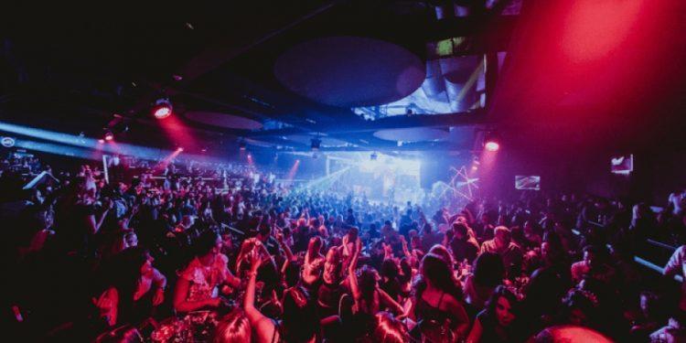 Λ. Βουλιαγμένης: Οριστικό λουκέτο στο «Club 22» – Ανακοινώσεις Δούκα για το μαγαζί που σέρβισε αλκοόλ με μαθητές