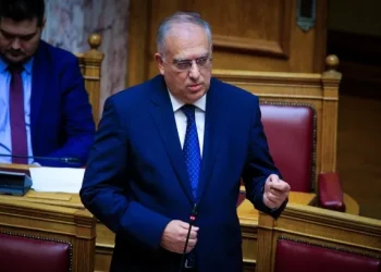 Σφοδρή αντιπαράθεση Φάμελλου – Θεοδωρικάκου στη βουλή για την ακρίβεια