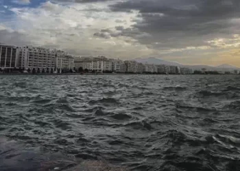 Καιρός: Ισχυροί άνεμοι έως 7 μποφόρ – Στους 26 βαθμούς η θερμοκρασία