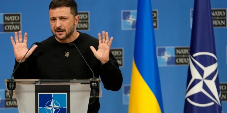 Ο Βολόντιμιρ Ζελένσκι κατά την διάρεκια συνέντευξης Τύπου στην έδρα του ΝΑΤΟ στις Βρυξέλλες, την Τετάρτη 17 Οκτωβρίου 2024. AP Photo/Virginia Mayo