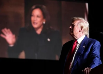 Ο υποψήφιος των Ρεπουμπλικανών και πρώην πρόεδρος των ΗΠΑ Ντόναλντ Τραμπ μιλά σε προεκλογική συγκέντρωση στο Λας Βέγκας και στη γιγαντοοθόνη πίσω του διακρίνεται η υποψήφια των Δημοκρατικών Κάμαλα Χάρις, στις 13 Σεπτεμβρίου, 2024 AP Photo/Alex Brandon