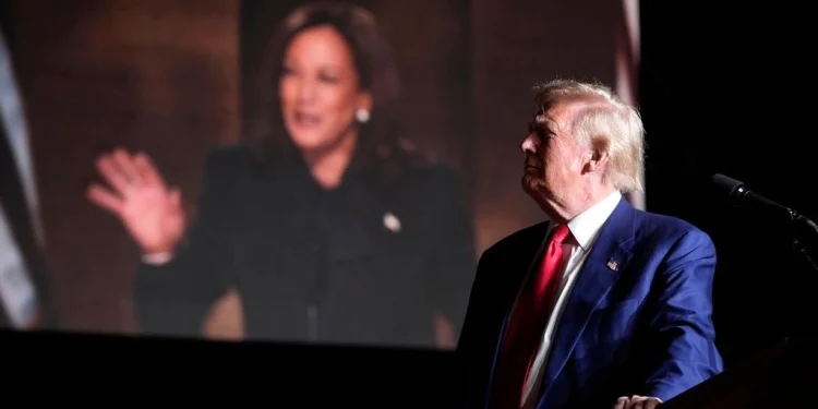Ο υποψήφιος των Ρεπουμπλικανών και πρώην πρόεδρος των ΗΠΑ Ντόναλντ Τραμπ μιλά σε προεκλογική συγκέντρωση στο Λας Βέγκας και στη γιγαντοοθόνη πίσω του διακρίνεται η υποψήφια των Δημοκρατικών Κάμαλα Χάρις, στις 13 Σεπτεμβρίου, 2024 AP Photo/Alex Brandon