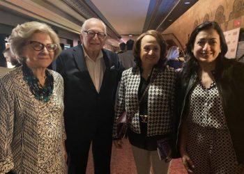 Ο Τζέιμς ΝτεΜέτρο και τα μέλη της HFS υποδέχθηκαν την γενική πρόξενο της Ελλάδας στη Νέα Υόρκη, Ιφιγένεια Καναρά, στην επιτυχημένη εναρκτήρια προβολή του Greek Film Expo. Φωτογραφία: «ΕΘΝΙΚΟΣ ΚΗΡΥΞ»/ΕΛΕΝΗ ΣΑΚΕΛΛΗ