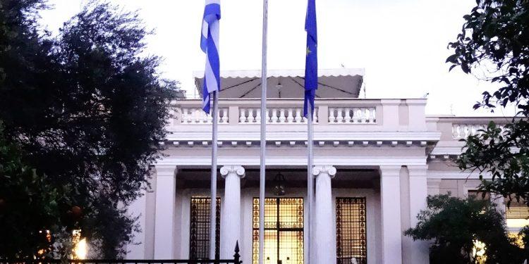 Η Κυβέρνηση αναζητά πόρους από δημόσιες δαπάνες για την ενίσχυση των αδύναμων κοινωνικών στρωμάτων