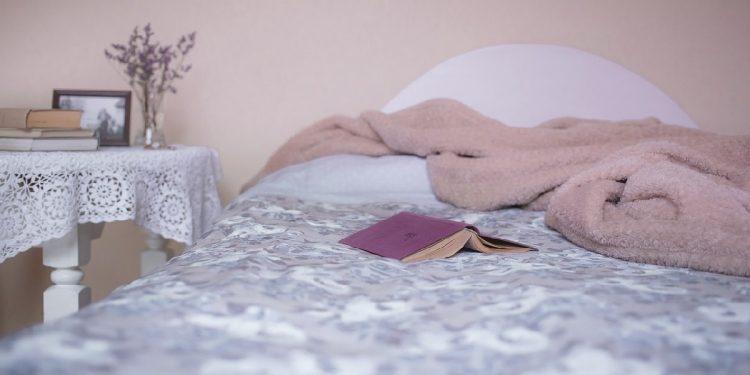 Γιατρός συμβουλεύει: Γιατί δεν πρέπει να στρώνεις το κρεβάτι σου αμέσως μόλις ξυπνήσεις