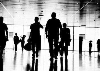 Εργασία: «Φθηνή ανάπτυξη» με κακοπληρωμένους εργαζόμενους και ωράρια λάστιχο