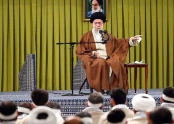 Ιράν – Ανάλυση BBC: Ο Χαμενεΐ εμφανίστηκε με τουφέκι παρά πόδα