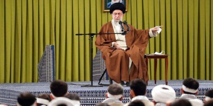 Ιράν – Ανάλυση BBC: Ο Χαμενεΐ εμφανίστηκε με τουφέκι παρά πόδα