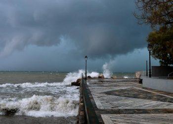 Καιρός σήμερα: Θυελλώδεις βόρειοι άνεμοι – Θερμοκρασία έως 23 βαθμούς
