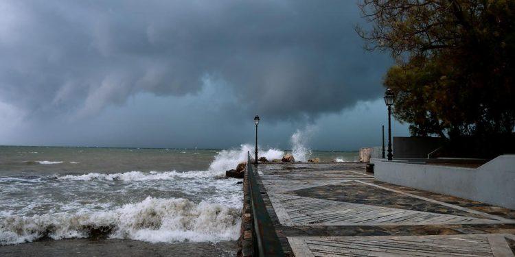 Καιρός σήμερα: Θυελλώδεις βόρειοι άνεμοι – Θερμοκρασία έως 23 βαθμούς
