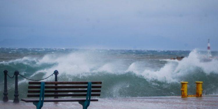 Καιρός: Ισχυροί άνεμοι σε Αιγαίο και Ιόνιο – Στους 27 βαθμούς η θερμοκρασία