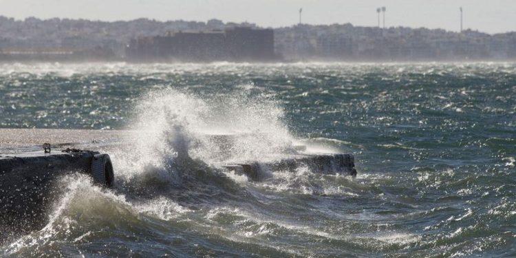 Καιρός: Αίθριος με κατά τόπους νεφώσεις και ισχυρούς ανέμους