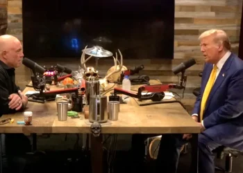 O Τραμπ μίλησε στον αμφιλεγόμενο Τζο Ρόγκαν για τους δασμούς, την εξωγήινη ζωή και το μεγαλύτερο λάθος του ως πρόεδρος