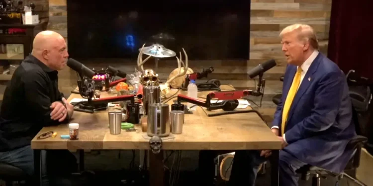 O Τραμπ μίλησε στον αμφιλεγόμενο Τζο Ρόγκαν για τους δασμούς, την εξωγήινη ζωή και το μεγαλύτερο λάθος του ως πρόεδρος