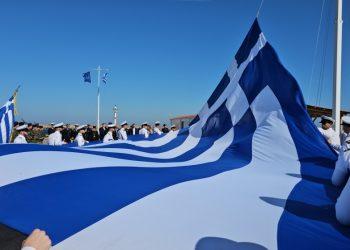 28η Οκτωβρίου: Υψώθηκε και φέτος η τεράστια γαλανόλευκη στο λιμάνι της Χίου