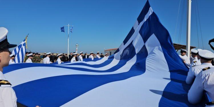 28η Οκτωβρίου: Υψώθηκε και φέτος η τεράστια γαλανόλευκη στο λιμάνι της Χίου