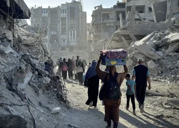 Παλαιστίνιοι εγκαταλείπουν μαζικά τα σπίτια τους (Photo by Doaa Albaz/Anadolu via Getty Images) (Photo by Doaa Albaz/Anadolu via Getty Images)