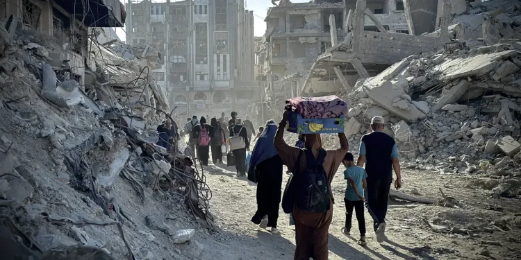 Παλαιστίνιοι εγκαταλείπουν μαζικά τα σπίτια τους (Photo by Doaa Albaz/Anadolu via Getty Images) (Photo by Doaa Albaz/Anadolu via Getty Images)