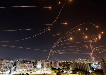 Έκτακτο: Εκτός ελέγχου η Μέση Ανατολή – Το Ιράν εκτόξευσε εκατοντάδες πυραύλους εναντίον του Ισραήλ (Video)