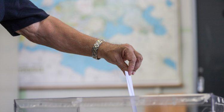 Δημοσκόπηση GPO: Κερδίζει έδαφος το ΠΑΣΟΚ – Δυσαρέσκεια για τον αποκλεισμό Κασσελάκη και σταθερή πρωτιά για ΝΔ